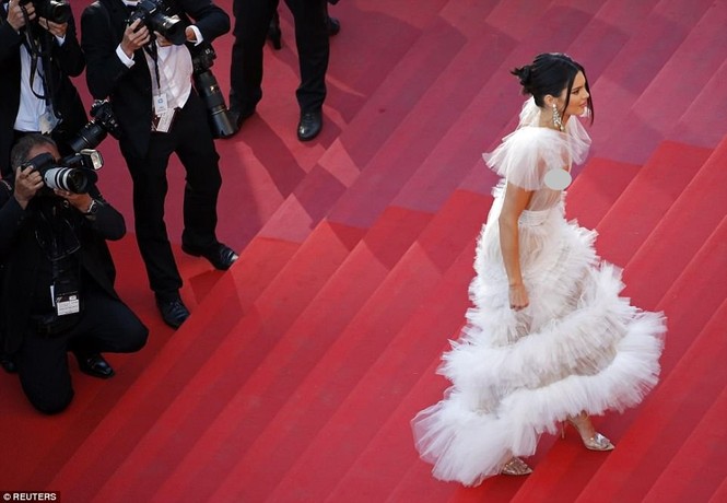 Em gái Kim Kardashian váy trong suốt - ảnh 8