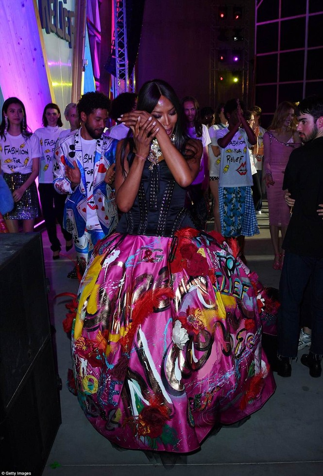 ‘Báo đen’ Naomi Campbell 47 tuổi vẫn gợi cảm đầy sức hút - ảnh 10