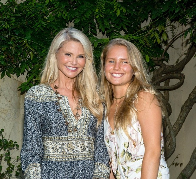 Mỹ nhân áo tắm U70 Christie Brinkley trẻ đẹp ngỡ ngàng bên con gái 19 tuổi - ảnh 9