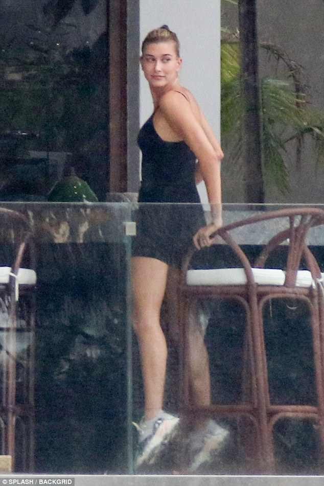 Hailey Baldwin mặc gợi cảm, thân mật bên tình cũ Justin Bieber - ảnh 1