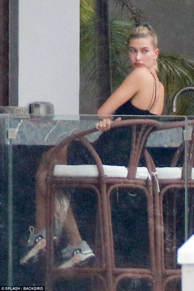 Hailey Baldwin mặc gợi cảm, thân mật bên tình cũ Justin Bieber - ảnh 2