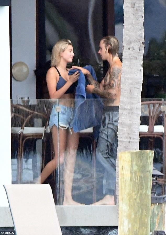 Hailey Baldwin mặc gợi cảm, thân mật bên tình cũ Justin Bieber - ảnh 5