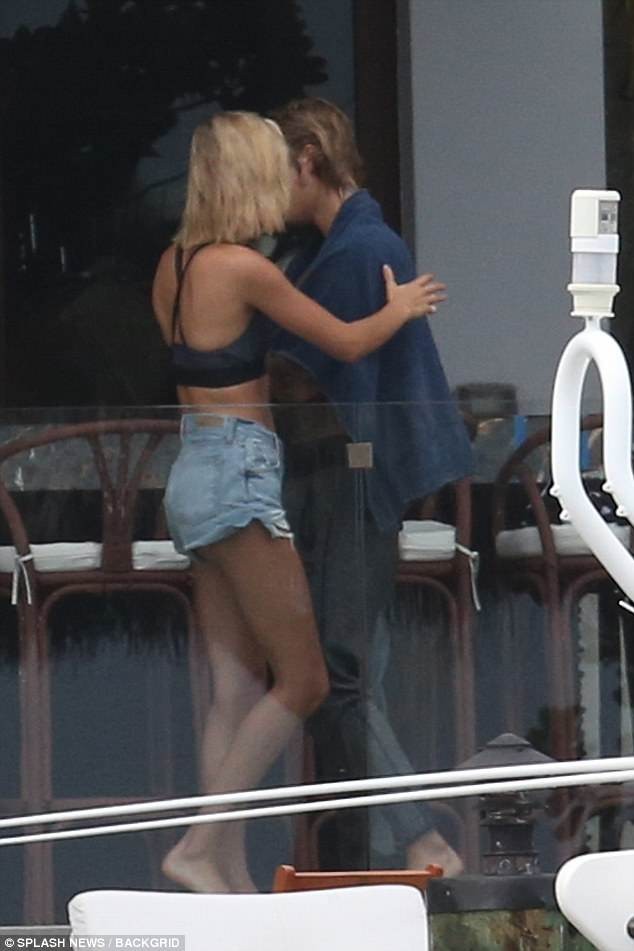 Hailey Baldwin mặc gợi cảm, thân mật bên tình cũ Justin Bieber - ảnh 6