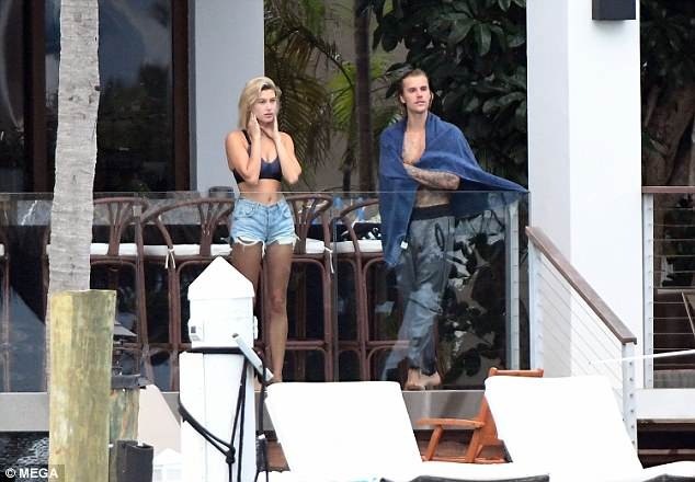 Hailey Baldwin mặc gợi cảm, thân mật bên tình cũ Justin Bieber - ảnh 8