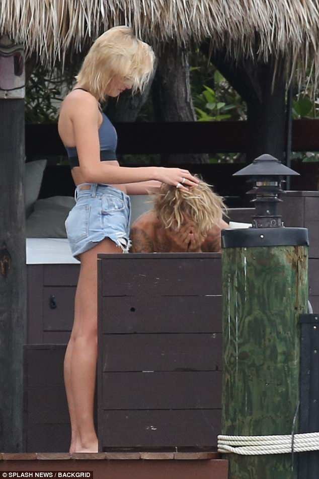 Hailey Baldwin mặc gợi cảm, thân mật bên tình cũ Justin Bieber - ảnh 11