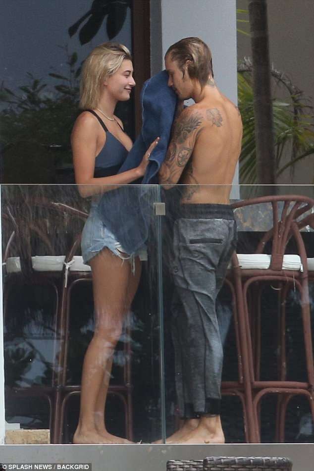 Hailey Baldwin mặc gợi cảm, thân mật bên tình cũ Justin Bieber - ảnh 4