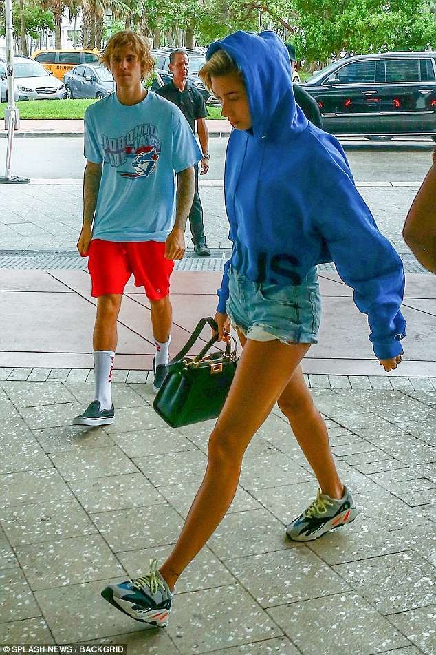 Hailey Baldwin mặc gợi cảm, thân mật bên tình cũ Justin Bieber - ảnh 16