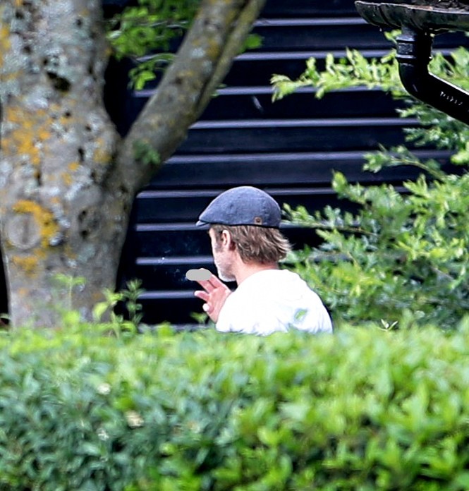Brad Pitt gầy gò hốc hác, cô đơn đạp xe ở London - ảnh 4
