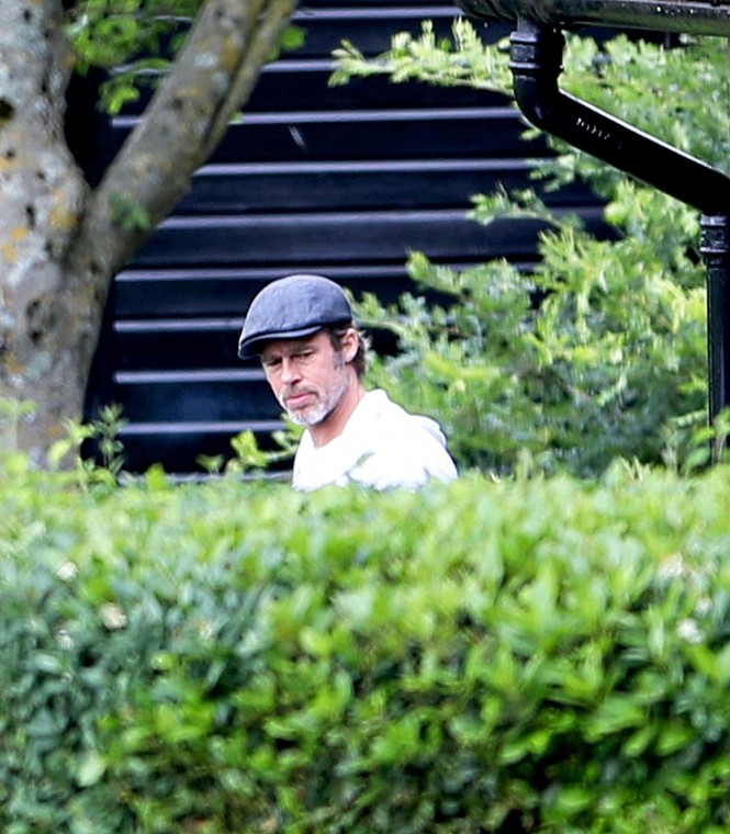 Brad Pitt gầy gò hốc hác, cô đơn đạp xe ở London - ảnh 3