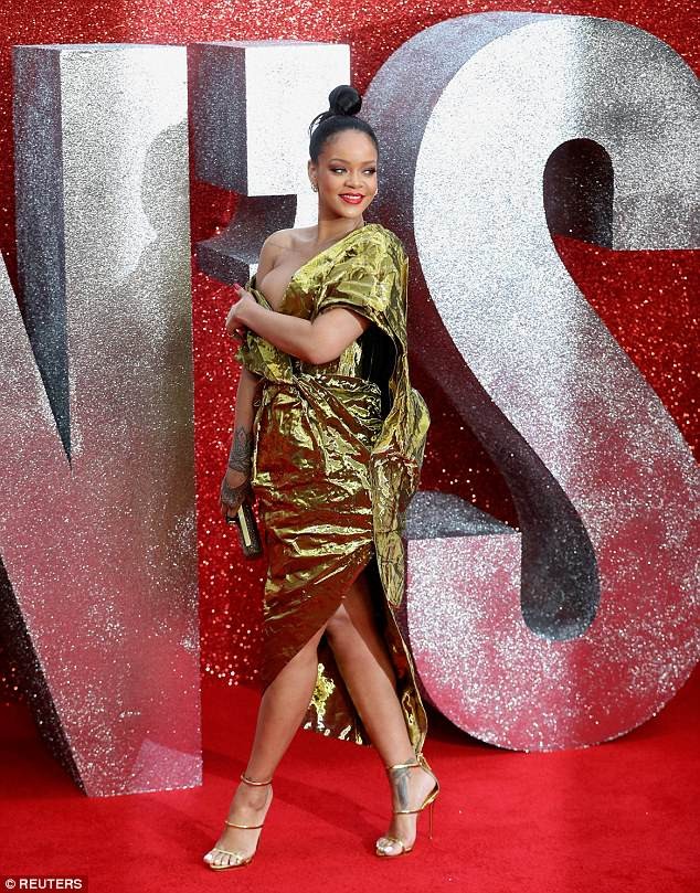 Rihanna bối rối vì váy lệch vai hở bạo ‘vòng 1’ - ảnh 4