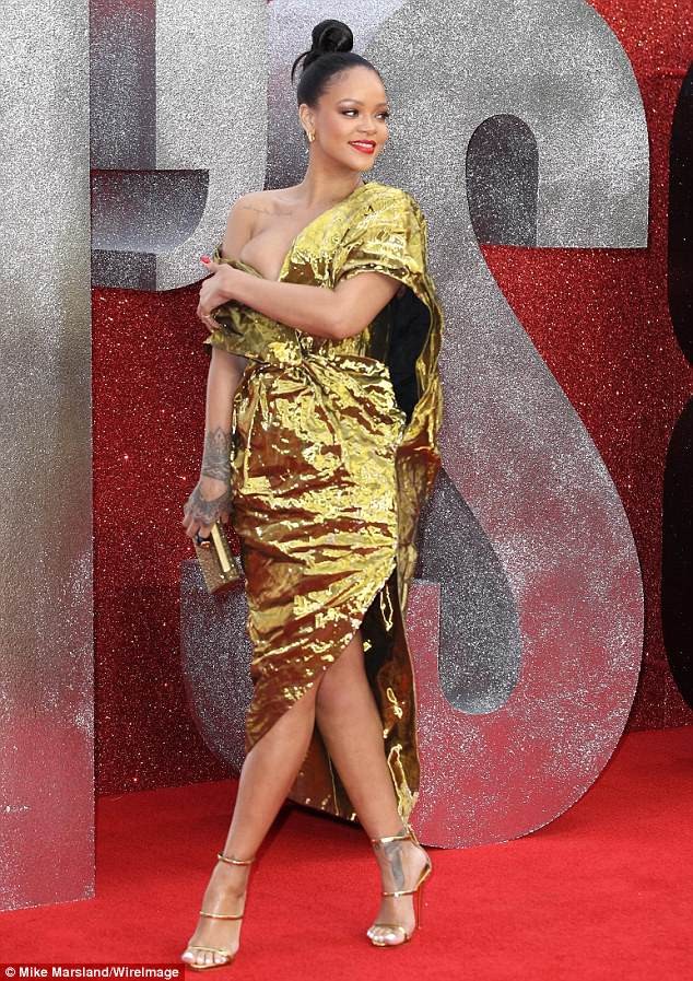 Rihanna bối rối vì váy lệch vai hở bạo ‘vòng 1’ - ảnh 1