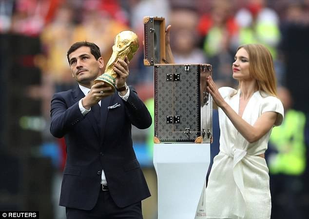 Tiết lộ về 'bóng hồng' Nga mở khóa vali đựng cúp vàng World Cup - ảnh 12