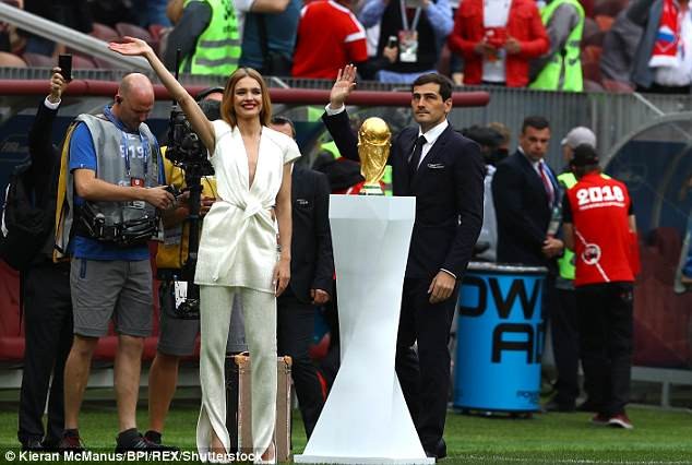 Tiết lộ về 'bóng hồng' Nga mở khóa vali đựng cúp vàng World Cup - ảnh 17