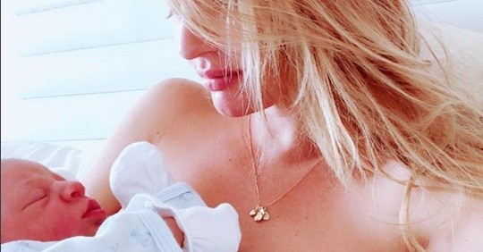 Thiên thần nội y Nam Phi Candice Swanepoel sinh con trai thứ 2 - ảnh 1