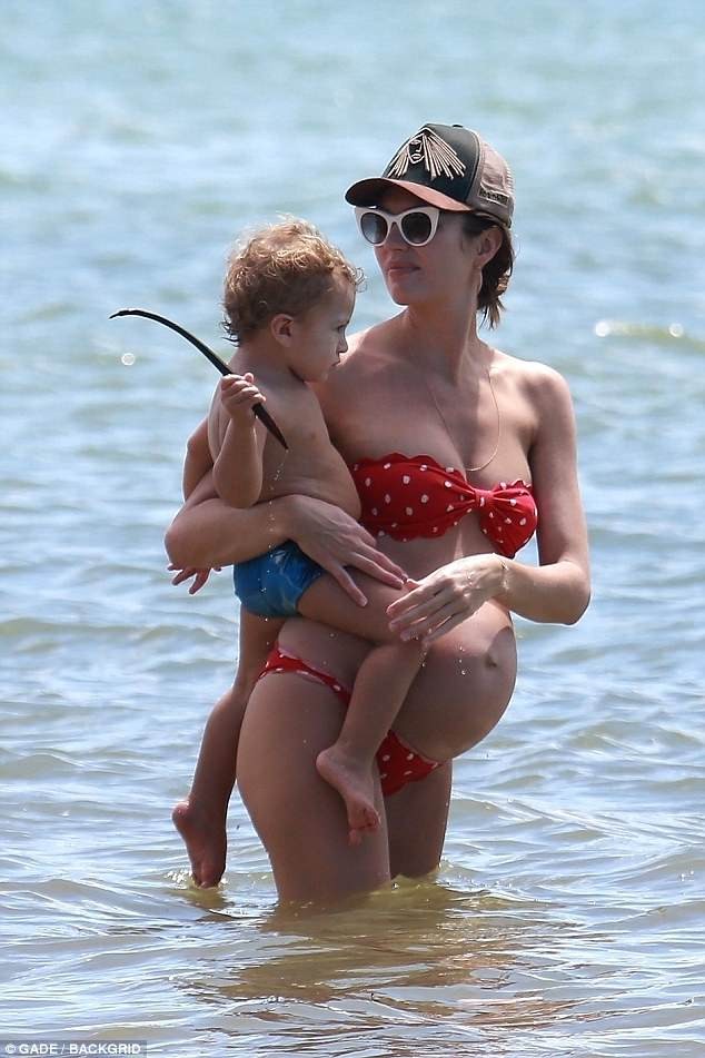 Thiên thần nội y Nam Phi Candice Swanepoel sinh con trai thứ 2 - ảnh 7