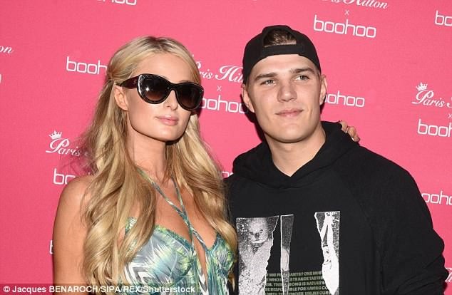 Paris Hilton sang chảnh, đắm đuối 'khóa môi' tình trẻ - ảnh 1