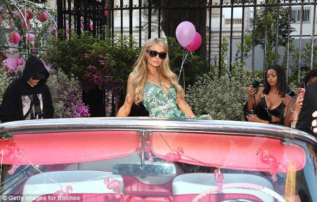 Paris Hilton sang chảnh, đắm đuối 'khóa môi' tình trẻ - ảnh 7