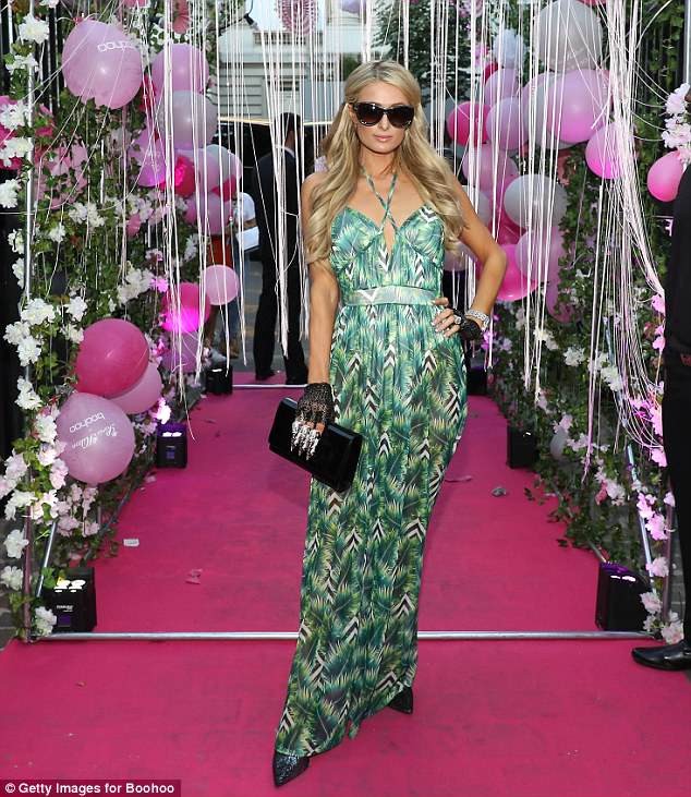 Paris Hilton sang chảnh, đắm đuối 'khóa môi' tình trẻ - ảnh 4