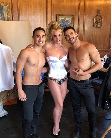 Britney Spears U40 dáng chuẩn eo thon nhờ yêu bồ trẻ kém 13 tuổi - ảnh 7