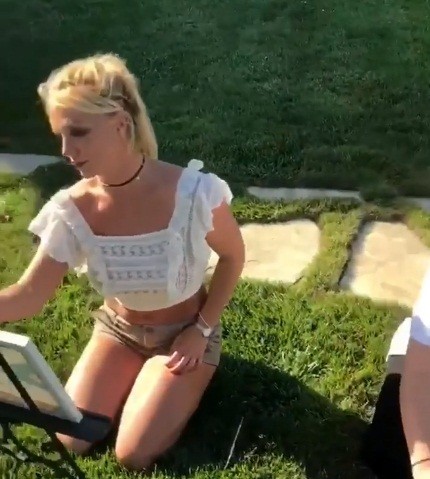 Britney Spears U40 dáng chuẩn eo thon nhờ yêu bồ trẻ kém 13 tuổi - ảnh 6