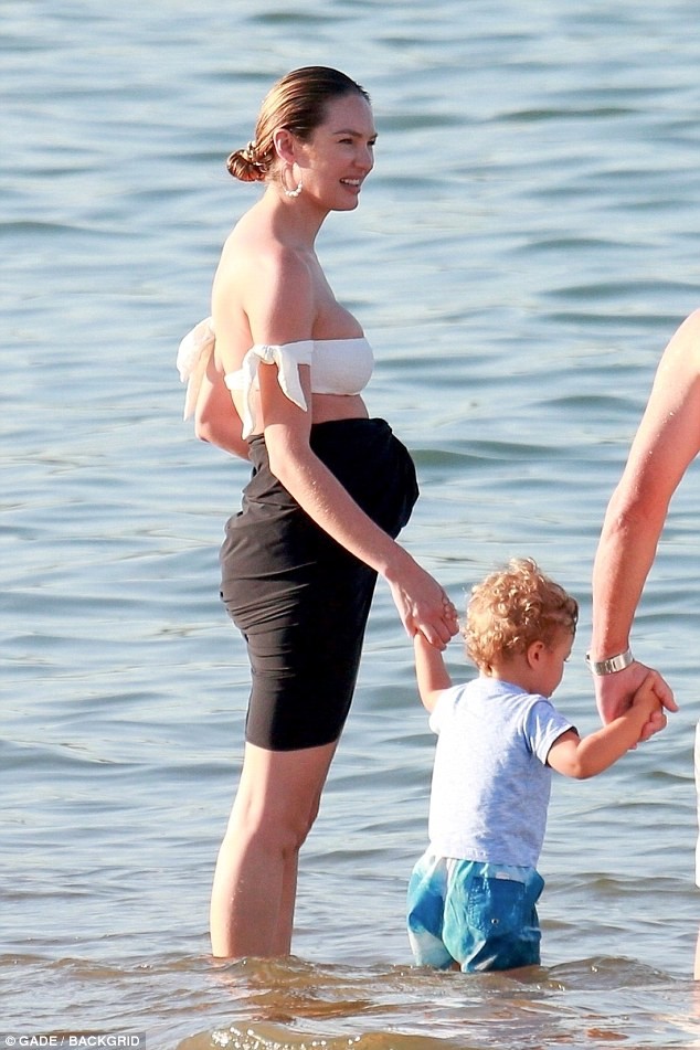 Thiên thần Candice Swanepoel gợi cảm ngỡ ngàng 3 tuần sau sinh - ảnh 12