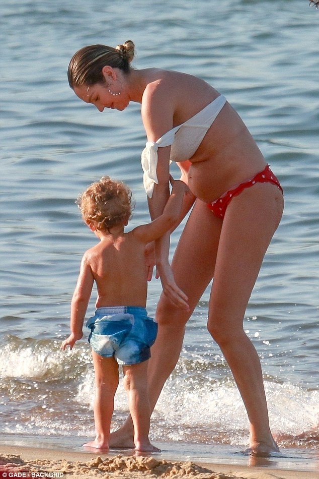 Thiên thần Candice Swanepoel gợi cảm ngỡ ngàng 3 tuần sau sinh - ảnh 9