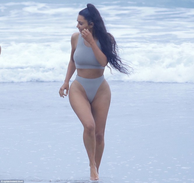 Ngắm Kim Kardashian với ‘vòng 3 nảy lửa’ khi tập yoga trên biển - ảnh 4