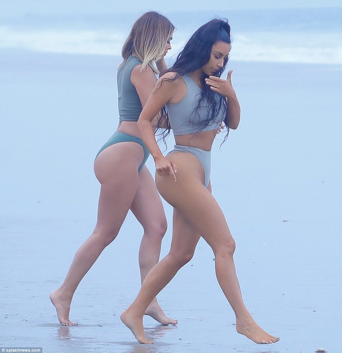 Ngắm Kim Kardashian với ‘vòng 3 nảy lửa’ khi tập yoga trên biển - ảnh 2