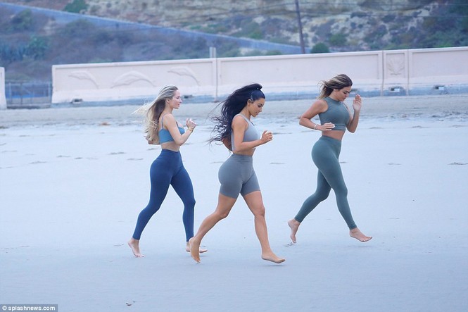 Ngắm Kim Kardashian với ‘vòng 3 nảy lửa’ khi tập yoga trên biển - ảnh 5