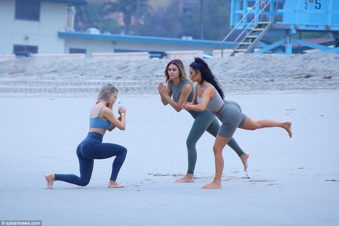 Ngắm Kim Kardashian với ‘vòng 3 nảy lửa’ khi tập yoga trên biển - ảnh 8
