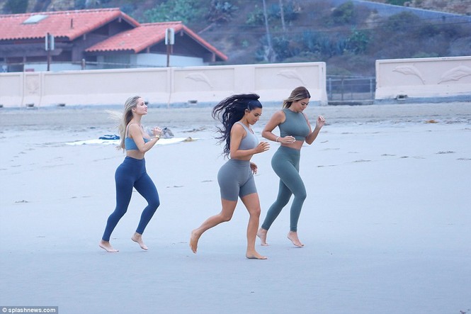 Ngắm Kim Kardashian với ‘vòng 3 nảy lửa’ khi tập yoga trên biển - ảnh 6
