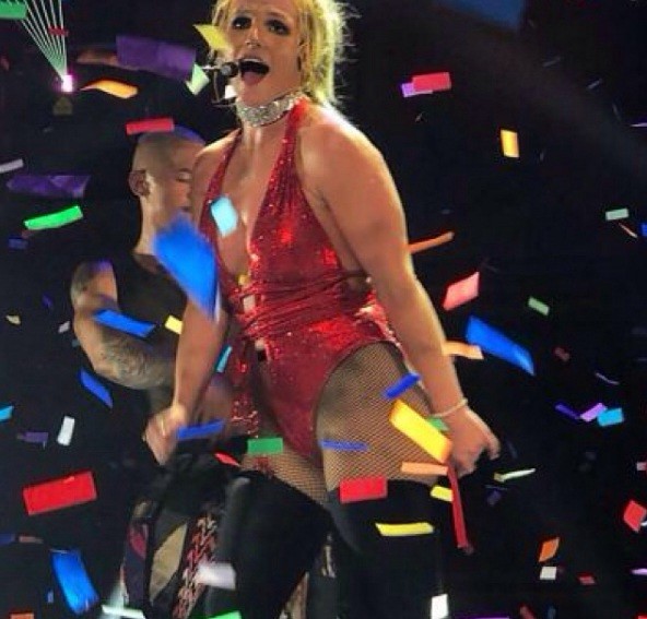Britney Spears táo bạo mặc đồ như nội y trình diễn nóng bỏng - ảnh 8