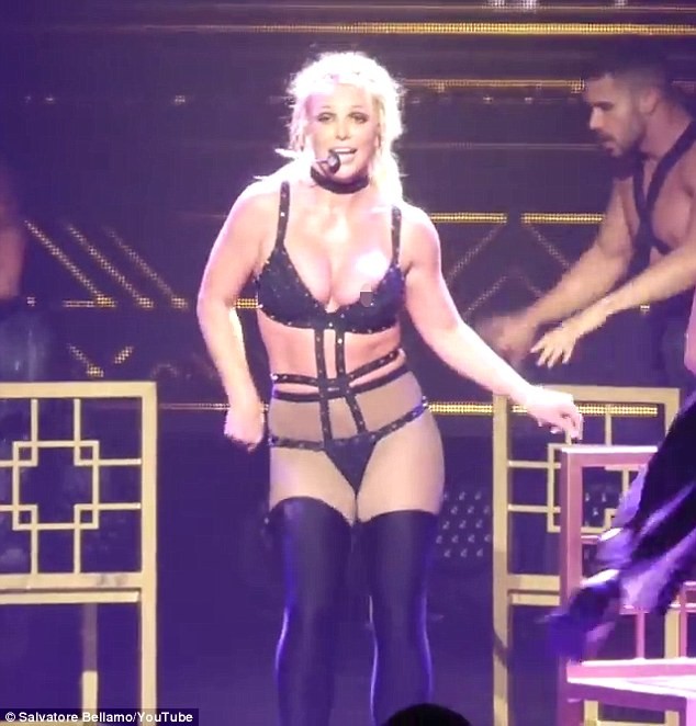Britney Spears táo bạo mặc đồ như nội y trình diễn nóng bỏng - ảnh 1