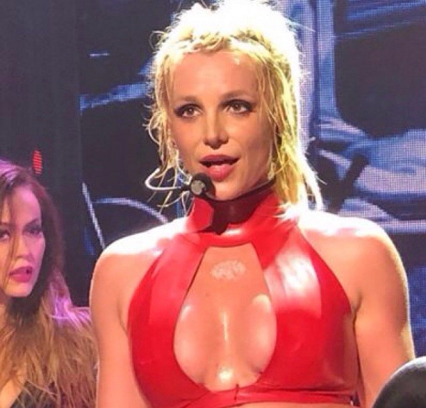 Britney Spears táo bạo mặc đồ như nội y trình diễn nóng bỏng - ảnh 4