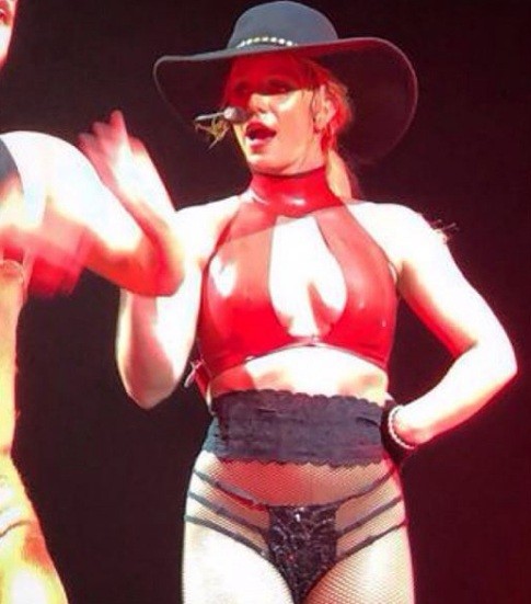 Britney Spears táo bạo mặc đồ như nội y trình diễn nóng bỏng - ảnh 5