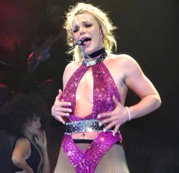 Britney Spears táo bạo mặc đồ như nội y trình diễn nóng bỏng - ảnh 6