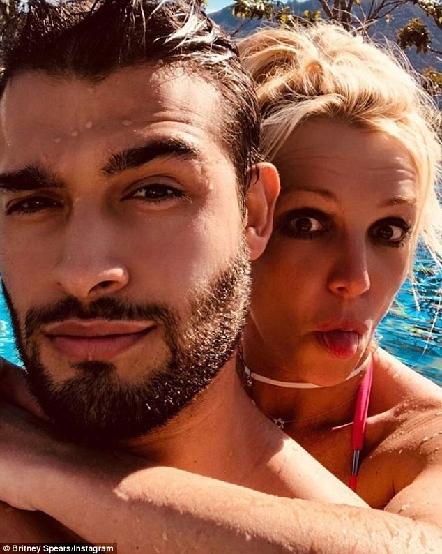 Britney Spears táo bạo mặc đồ như nội y trình diễn nóng bỏng - ảnh 10