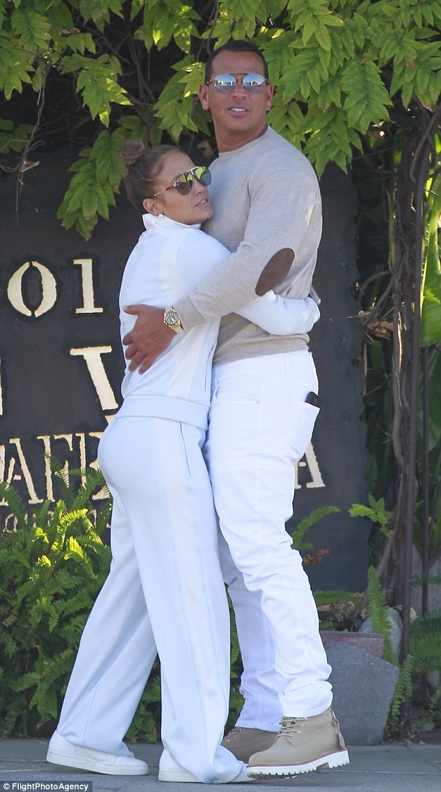 Jennifer Lopez và bồ trẻ hôn đắm đuối, quấn quýt không rời - ảnh 1
