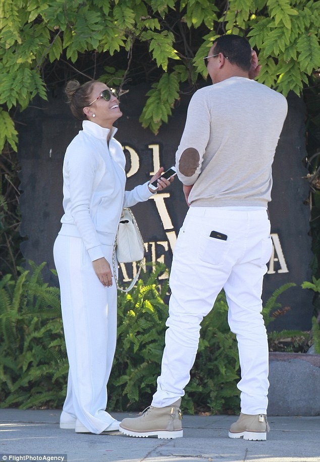 Jennifer Lopez và bồ trẻ hôn đắm đuối, quấn quýt không rời - ảnh 5