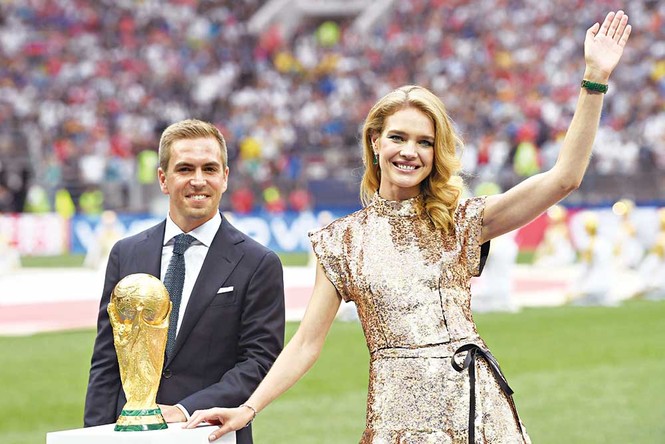 Siêu mẫu Nga sánh đôi Philipp Lahm mở cúp vàng trước trận chung kết - ảnh 11