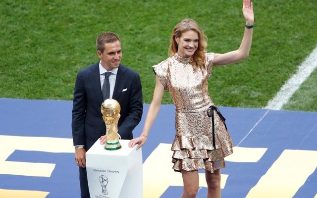 Siêu mẫu Nga sánh đôi Philipp Lahm mở cúp vàng trước trận chung kết - ảnh 12