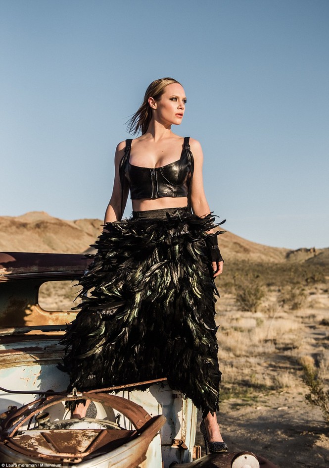Sao truyền hình Mỹ Danielle Savre diện áo tắm giữa hoang mạc - ảnh 9