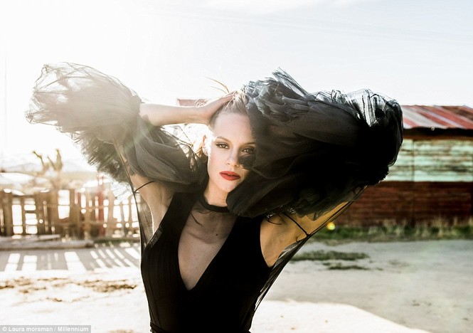 Sao truyền hình Mỹ Danielle Savre diện áo tắm giữa hoang mạc - ảnh 7