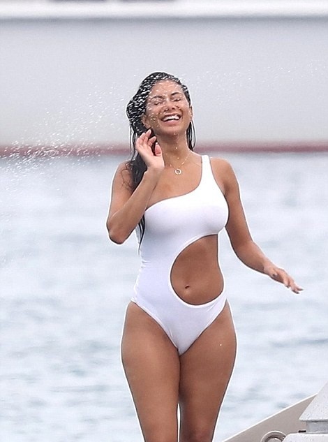 Nicole Scherzinger mặc áo tắm táo bạo, nồng nàn tình trẻ kém 13 tuổi - ảnh 11