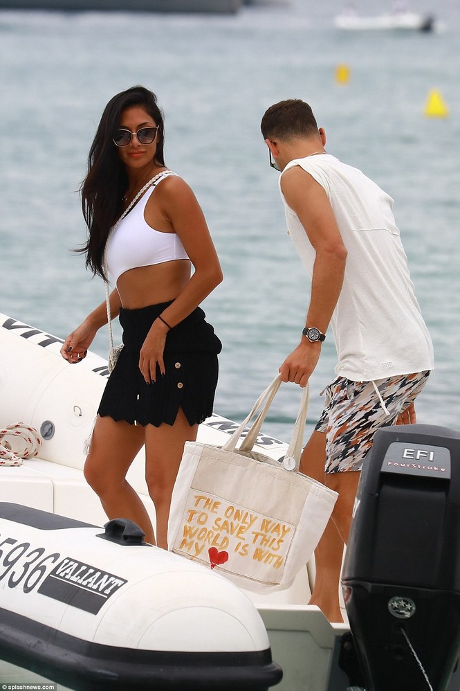 Nicole Scherzinger mặc áo tắm táo bạo, nồng nàn tình trẻ kém 13 tuổi - ảnh 14