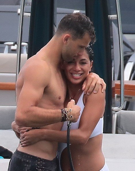 Nicole Scherzinger mặc áo tắm táo bạo, nồng nàn tình trẻ kém 13 tuổi - ảnh 4