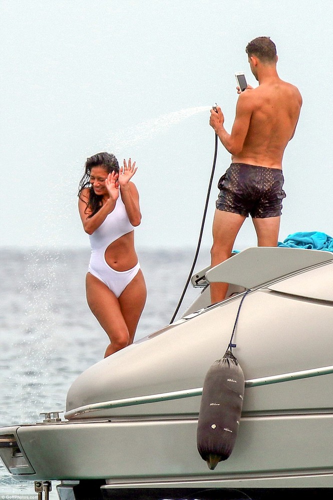 Nicole Scherzinger mặc áo tắm táo bạo, nồng nàn tình trẻ kém 13 tuổi - ảnh 9