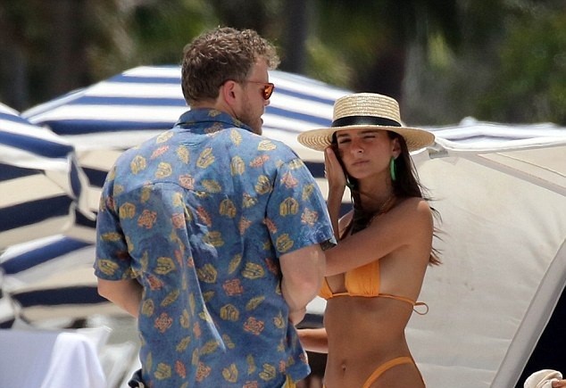 Emily Ratajkowski gợi tình giữa nắng gió biển Miami - ảnh 5
