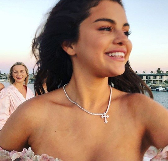 Selena Gomez rạng ngời quyến rũ mừng sinh nhật 26 tuổi - ảnh 1