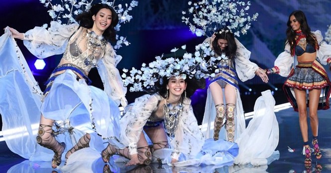 Siêu mẫu ngã sấp ở show Victoria’s Secret 'mình hạc xương mai' gợi cảm - ảnh 6
